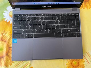 Portátil CHUWI gris con pantalla OLED táctil