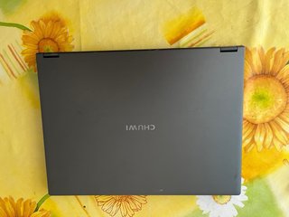 Portátil CHUWI gris con pantalla OLED táctil