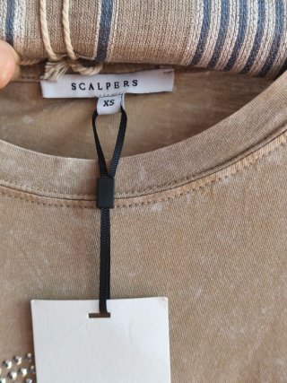 Camiseta Scalpers Calavera Tachuelas Beige