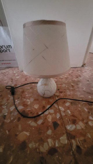 URGE. VENDER Lámpara de mesilla beige y blanca