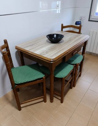 Mesa extensible con 2 sillas y 2 banquetas