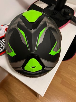 Casco de moto MT Helmets negro y verde