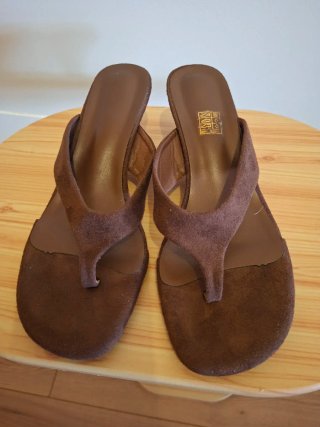 Sandalias de tacón bajo marrones