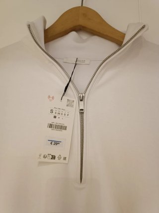 Sudadera Zara cuello alto blanca