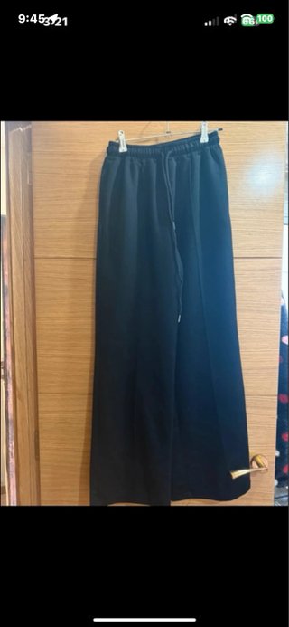 Conjunto deportivo negro y blanco