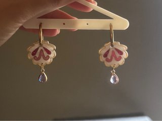 Pendientes loop dorados con detalle rosa