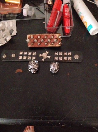 Pulsera y anillos estilo rock