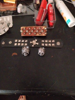 Pulsera y anillos estilo rock