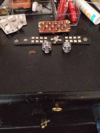 Pulsera y anillos estilo rock