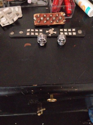 Pulsera y anillos estilo rock