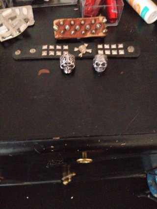 Pulsera y anillos estilo rock