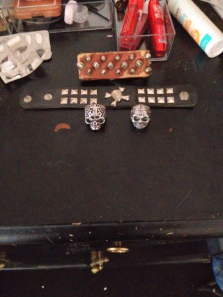 Pulsera y anillos estilo rock