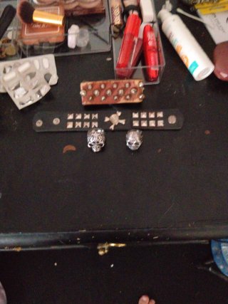Pulsera y anillos estilo rock