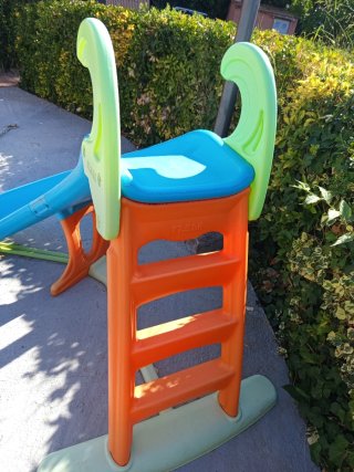 Tobogán infantil con curva