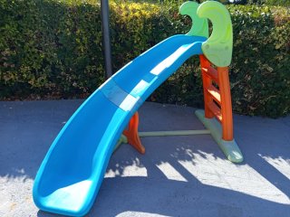 Tobogán infantil con curva