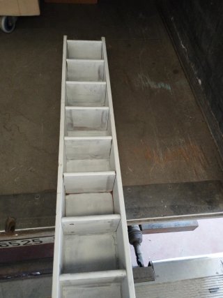 Estantería de madera blanca