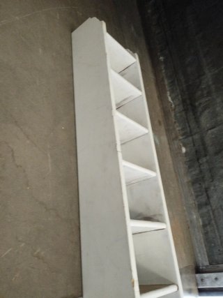 Estantería de madera blanca