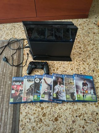 PS4 (PlayStation 4) Negra + Mando y Juegos