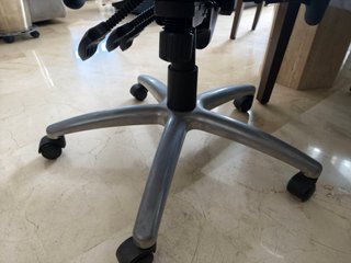 Silla de oficina giratoria con ruedas