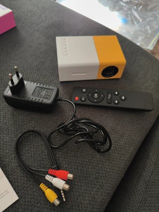 Mini proyector YG300 blanco y amarillo
