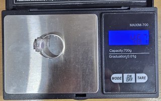 Anillo de oro blanco de 18k. Peso: 4.67 gr