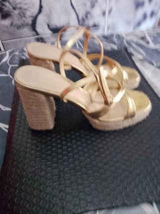 Sandalias doradas de plataforma para mujer