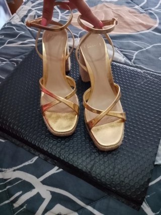 Sandalias doradas de plataforma para mujer