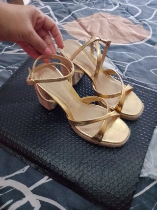 Sandalias doradas de plataforma para mujer