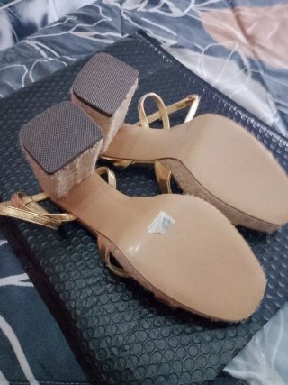 Sandalias doradas de plataforma para mujer