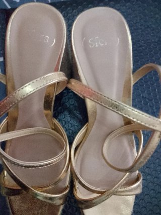 Sandalias doradas de plataforma para mujer