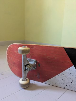 Skate con diseño geométrico