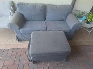 Divano e pouf grigio in tessuto