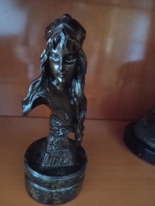 Figura de bronce mujer