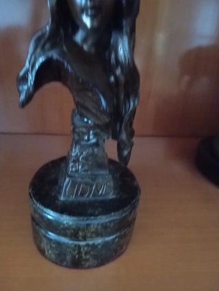 Figura de bronce mujer