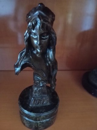 Figura de bronce mujer