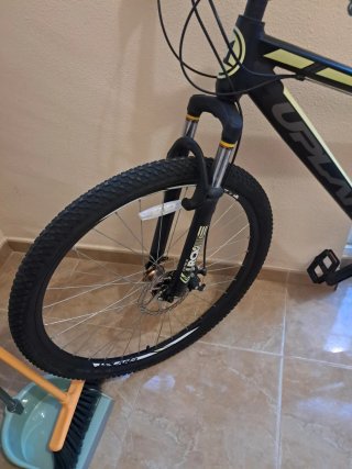 Bicicleta de Montaña Negra y Amarilla muy poco uso