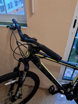 Bicicleta de Montaña Negra y Amarilla muy poco uso