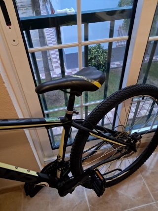 Bicicleta de Montaña Negra y Amarilla muy poco uso
