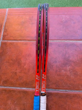 Pareja Raquetas Yonex VCore 100 300gr Grip 2