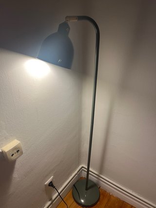 Lámpara de pie Ikea verde y dorada