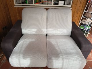 Sofá de tela marrón y blanco