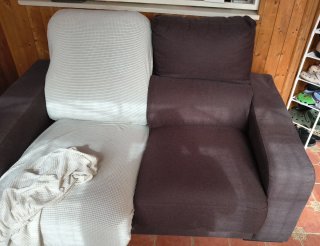 Sofá de tela marrón y blanco