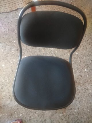 Silla de oficina negra con ruedas