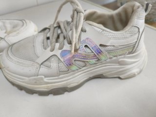 Zapatillas deportivas blancas y multicolor