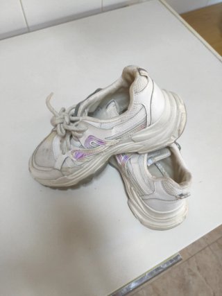 Zapatillas deportivas blancas y multicolor