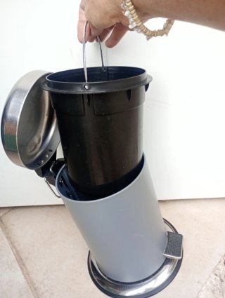 Papelera de baño metálica con pedal