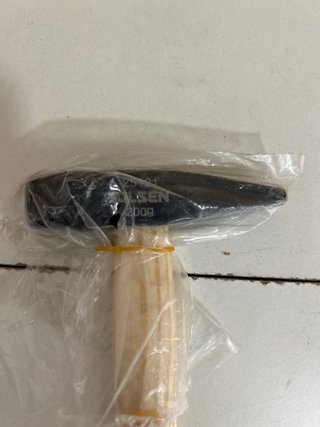 Martillo de madera con cabeza metálica
