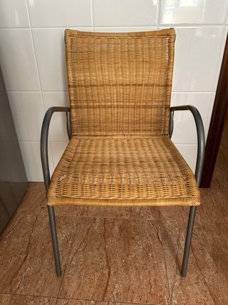 4 sillas de mimbre con estructura metálica