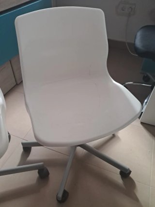 2 Sillas de Oficina Giratorias Blancas