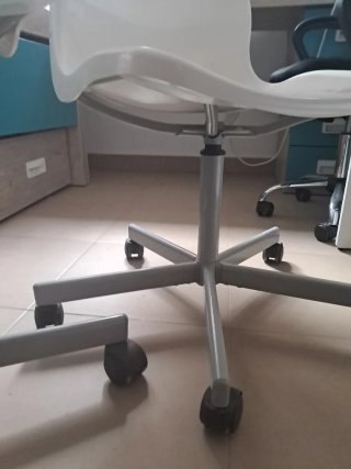 2 Sillas de Oficina Giratorias Blancas